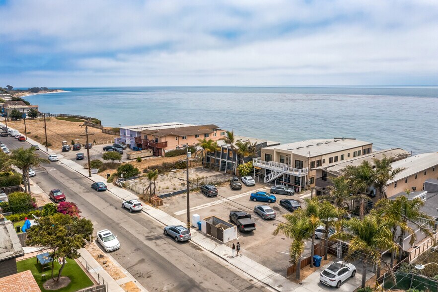 Building Photo - 6761 Del Playa Dr