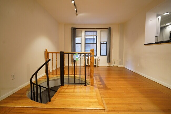 Building Photo - 452 Park Dr