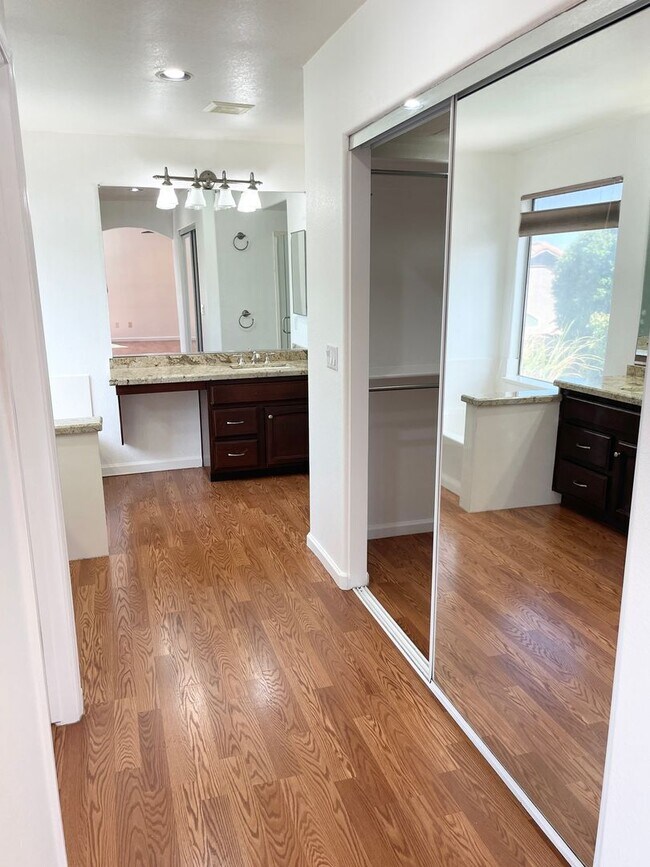 Building Photo - Stunning 4 Bedroom/2.5 Bath Home In Phoeni...
