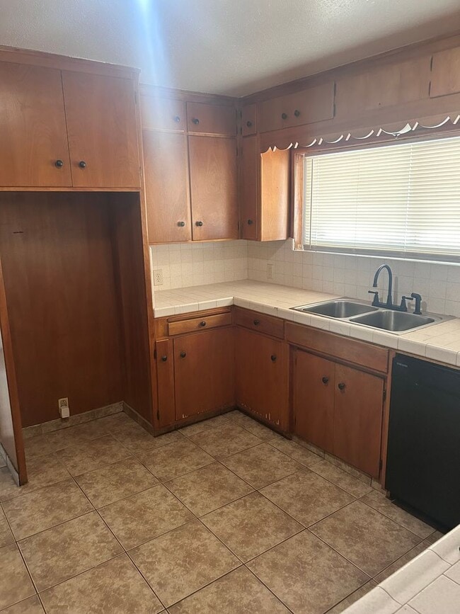 Building Photo - Charming 4 Bedroom/2 Bath Home in Modesto Ca