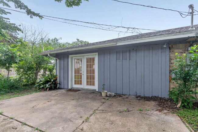 Building Photo - 118 E Thornton Rd