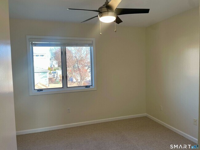 Building Photo - 283 Cosey Beach Ave