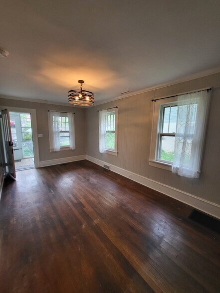 Building Photo - 90 Oakwood St