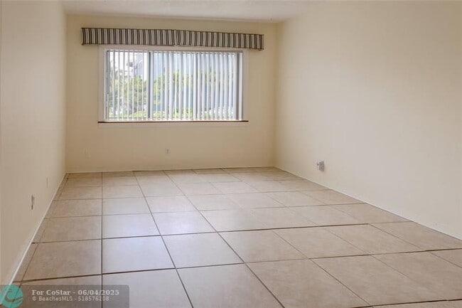 Building Photo - 1001 SE 16th St