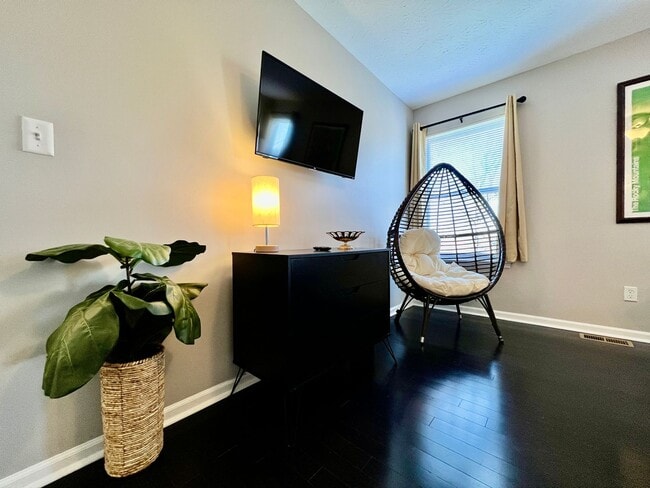 Building Photo - Fully Furnished Home with great location