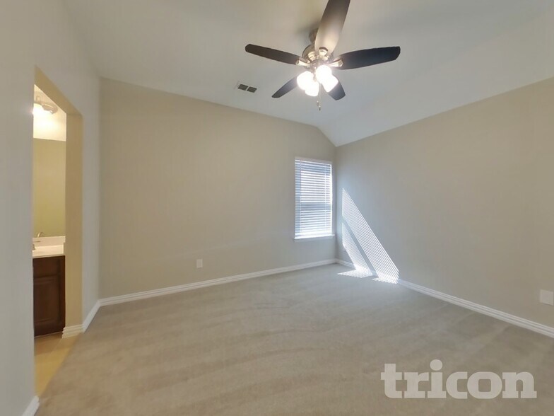 Building Photo - 8757 Royalwood Dr