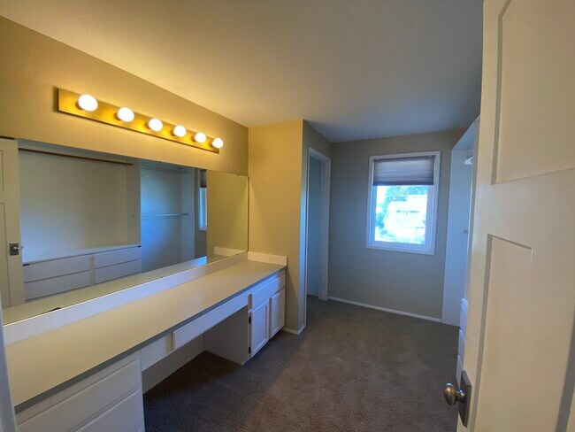 Building Photo - 18323 Woodlands Way