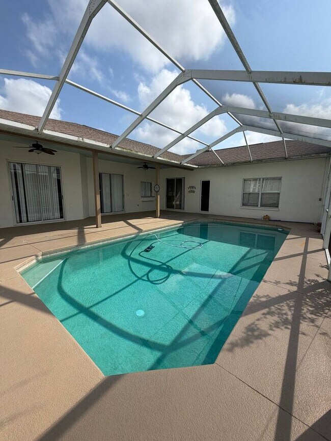 Building Photo - Welcome to your private Florida retreat in Lakeland!