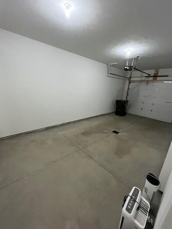 Building Photo - 147 Southpark Dr