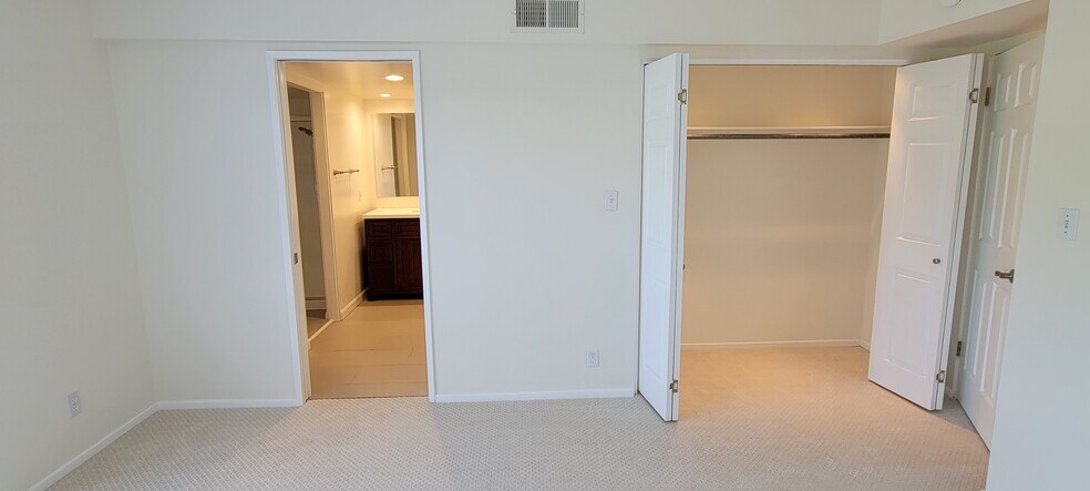 Building Photo - 4251 W Sarah St