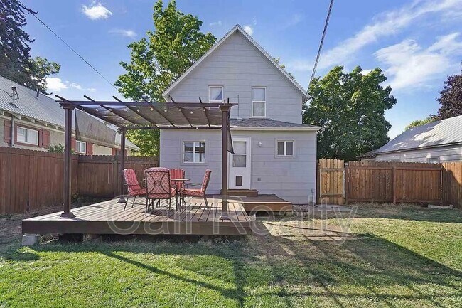 Building Photo - 2423 E Everett Ave