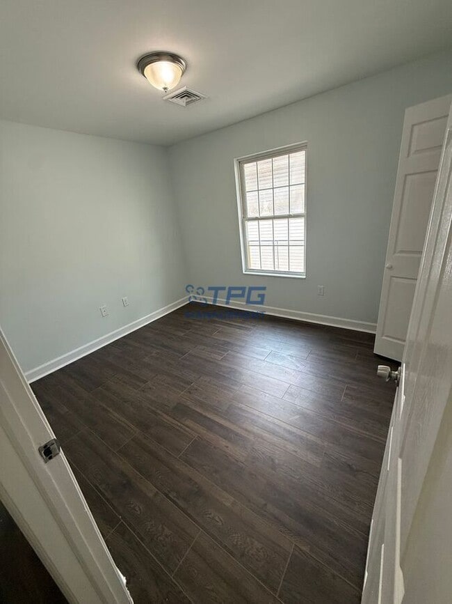 Building Photo - 245 N 19th St