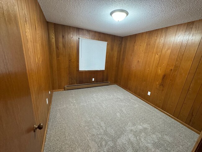 Building Photo - Renovated 2-bedroom 1-bathroom