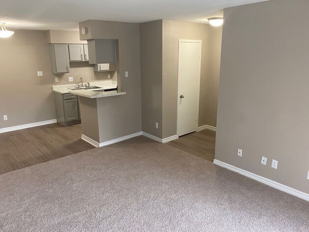 Building Photo - 10901 Meadowglen Ln