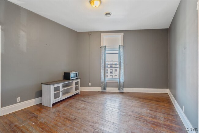 Building Photo - 319 N Salina St