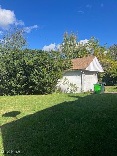 Building Photo - 10613 Vernon Ave