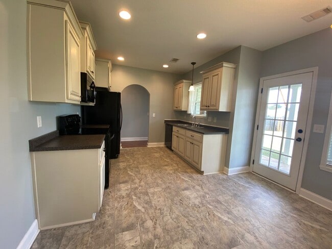 Building Photo - Adorable 3 bed/2 bath home! Great location!