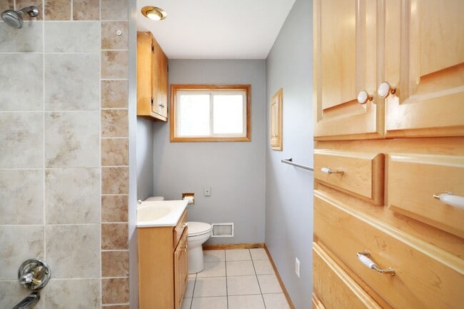 Building Photo - Don't Fuss with the Bus -5 Bed - 3 Bath - ...