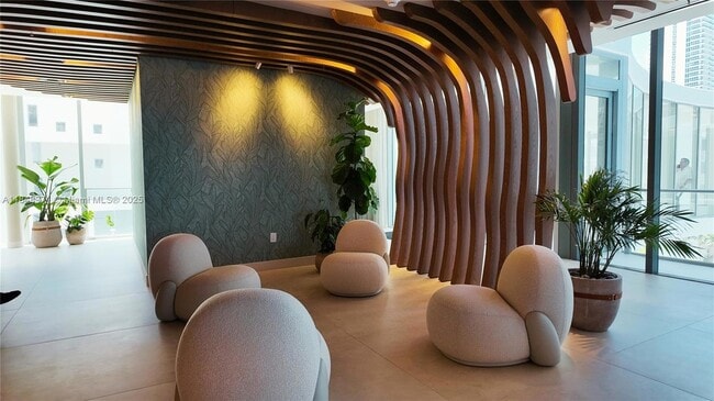 Building Photo - 700 NE 24th St