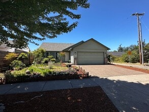 Building Photo - 3 Bedroom 2 Bath Single Family House