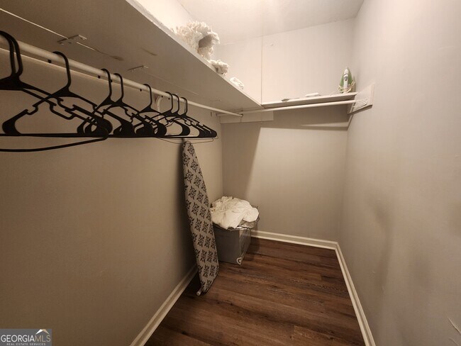 Building Photo - 917 Oakview Ave