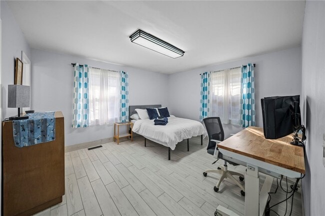 Building Photo - 1202 SW B St