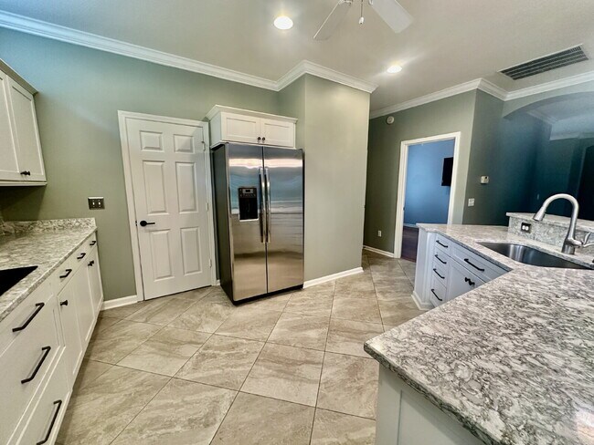 Building Photo - Spacious Open Floor Plan Home in Sun City!