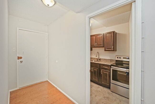 Building Photo - One month free rent with a lease start date on or before February 28th, 2026! 1 bedroom 1 bathroo...