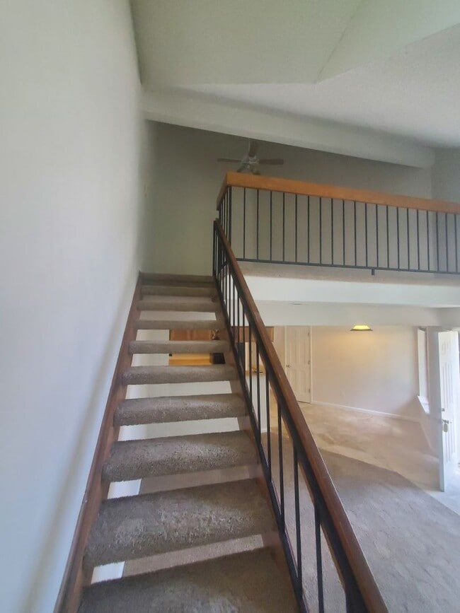 Building Photo - 2B / 2B Condo with Loft and Garage Availab...