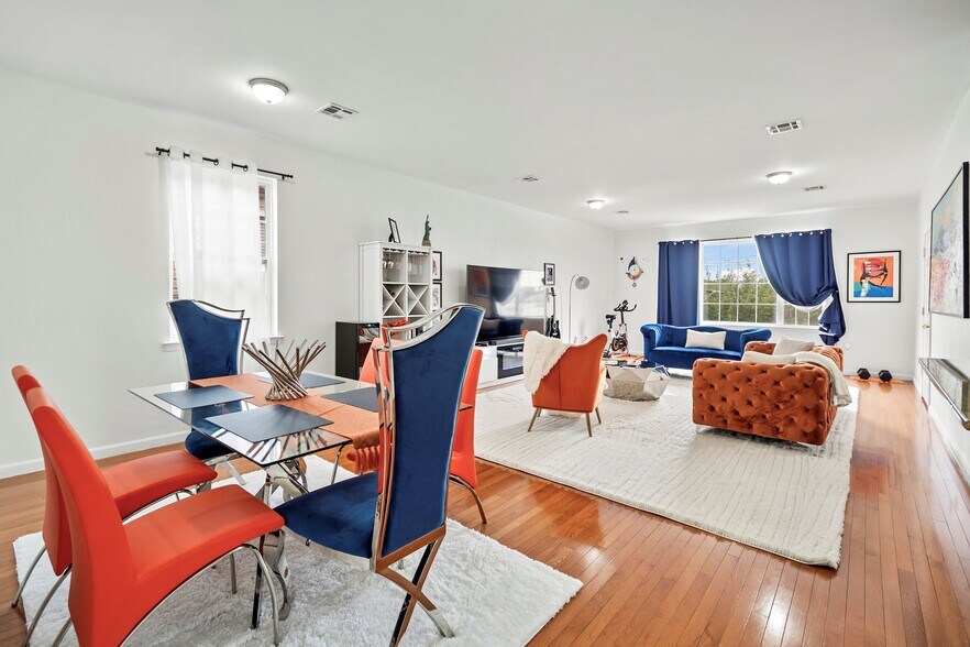 Building Photo - 13 Oak St