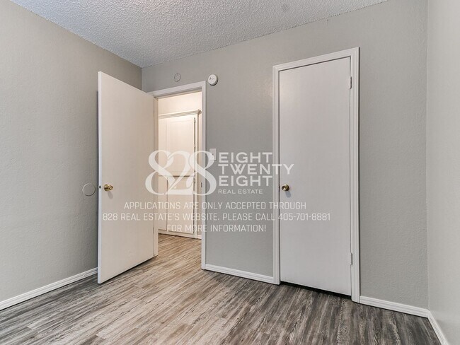 Building Photo - Now Touring & Available for Move in! 3 Bed/1.5 Bath Duplex in West Norman!