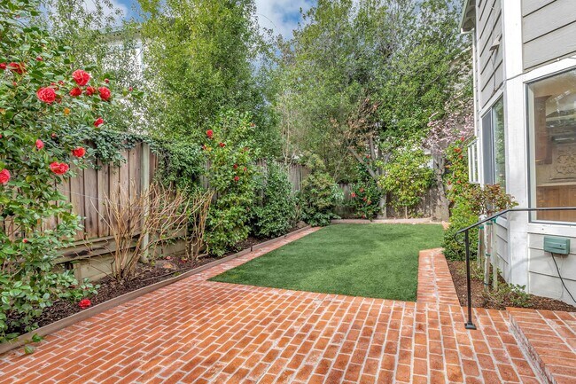 Building Photo - 302 Tadley Ct