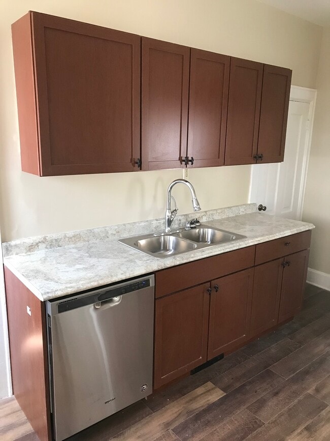 Building Photo - Newly updated 5 Bedroom 2 Bathroom Home in St.Paul!