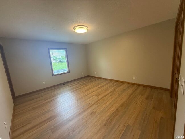Building Photo - 613 Oakbrook Ave