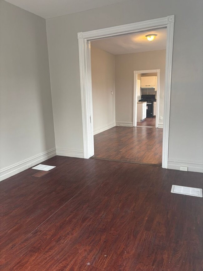 Building Photo - Spacious 5-Bed, 1-Bath, 1,890 sqt