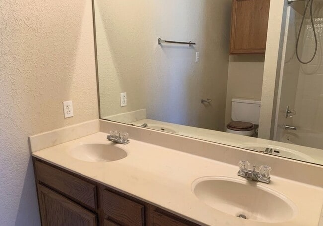 Building Photo - Lovely 3 bedroom 2 bath with Fireplace