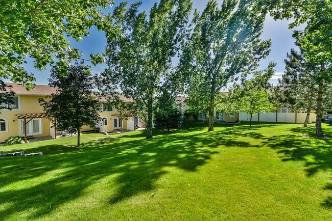 Building Photo - Beautiful Townhome in Great Location!