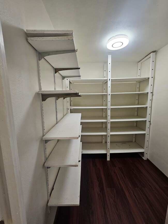 Building Photo - 1404 S Cherry St