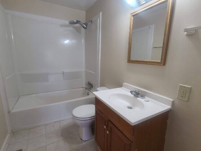 Building Photo - Charming home with wonderful yard!