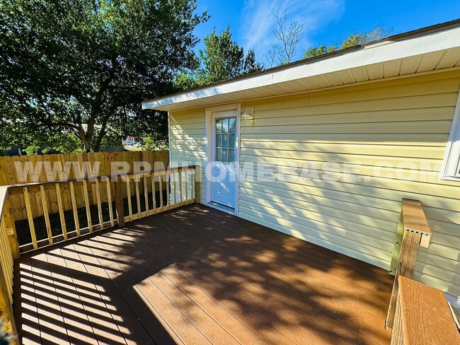 Building Photo - 2 bed, 1 bath on large lot with fenced in ...