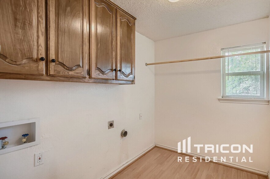 Building Photo - 420 Hillcroft Cir