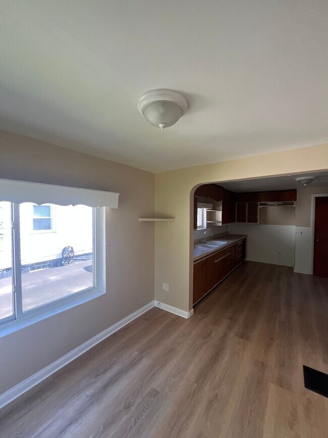 Building Photo - Comfortable 2-Bedroom Single-Family Home with Washer/Dryer Hookups