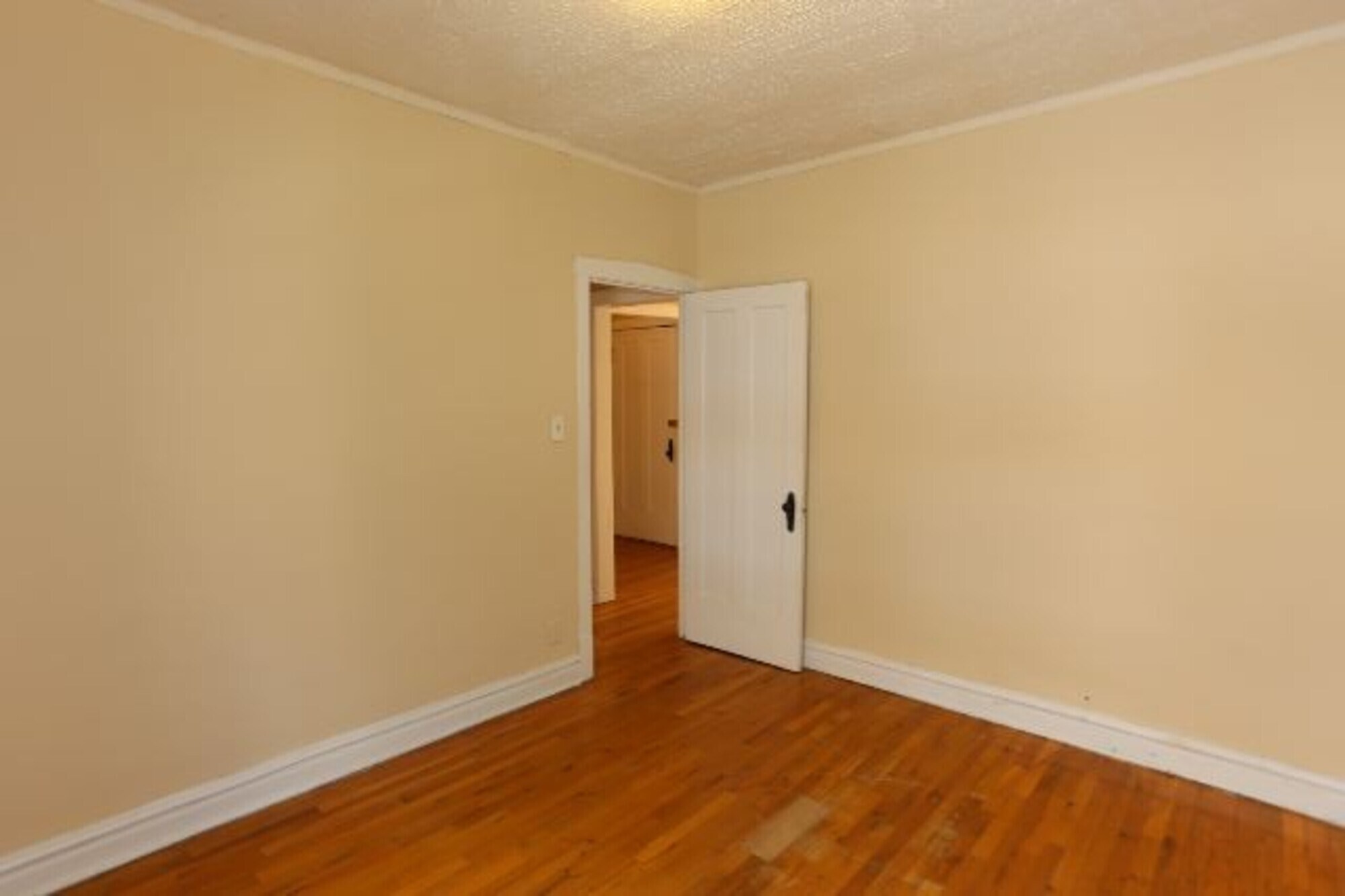 Building Photo - 700 W Cornelia Ave