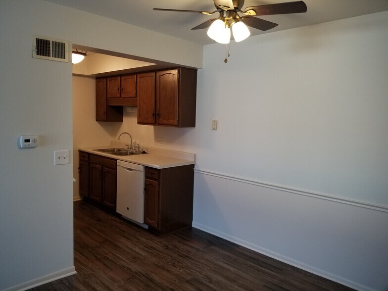 Building Photo - 6558 Kingsbridge Dr