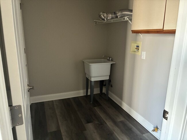 Building Photo - 3 Bedroom 2 Bath Condo