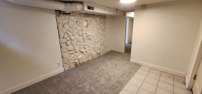Building Photo - 2 Bedroom 1 Bath lower apartment - all utilities included!