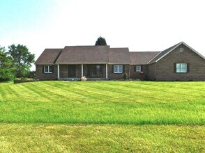 Building Photo - 5 acres and a Large 6 bedroom house. Extra garages and sheds.