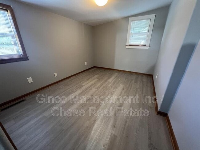 Building Photo - 1224 N Cedar Rd