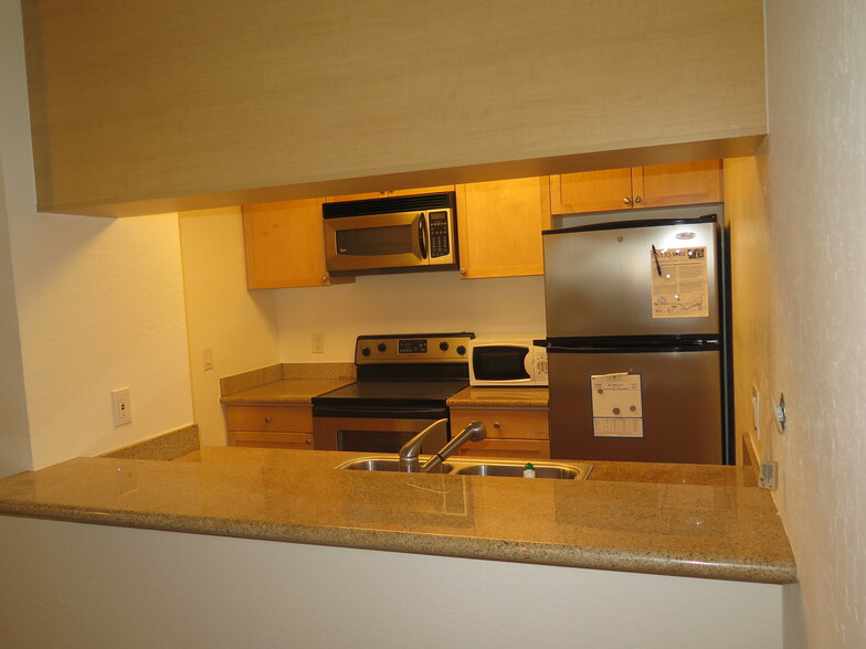 Kitchen - 1085 Murrieta Boulevard