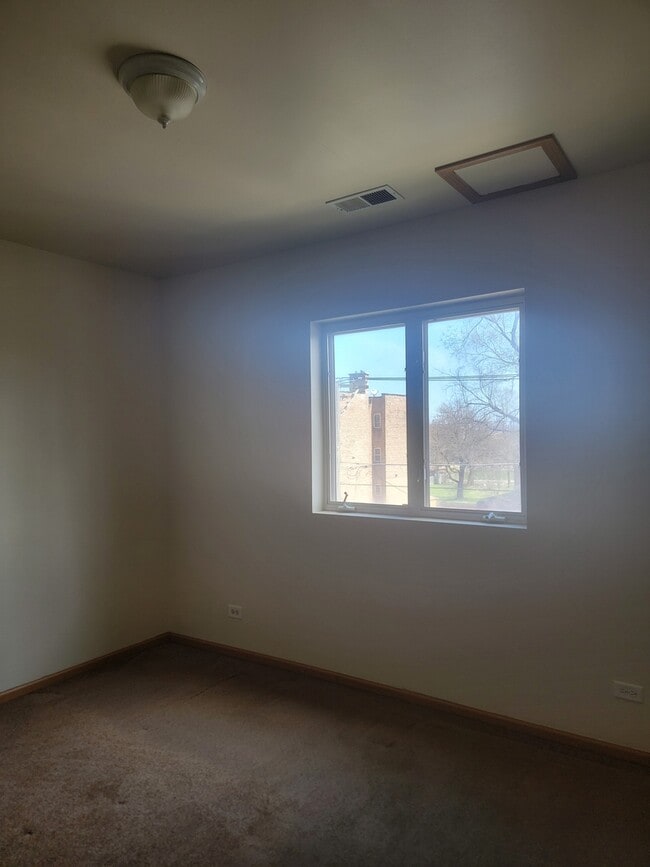 Building Photo - 1423 S Karlov Ave